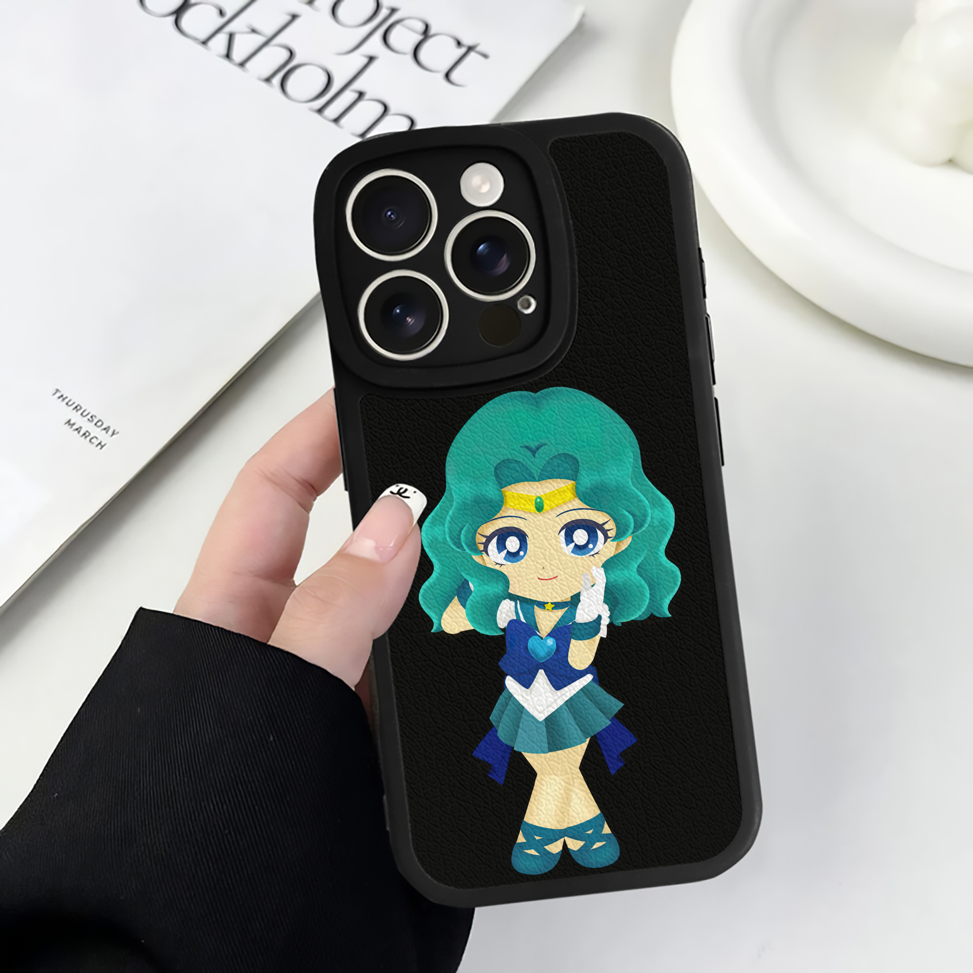 （画像用） 美少女戦士セーラームーン 海王 みちる（かいおう みちる） Sailor Moon Kaiou Michiru 【iPhone 16シリーズ対応】シリコンスマホケース（レザー調） 材質：シリコン